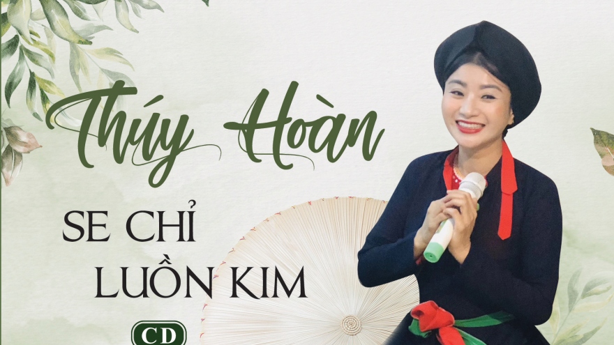 Ca nương Thuý Hoàn cùng chồng bán album, sách gây quỹ ủng hộ miền Trung